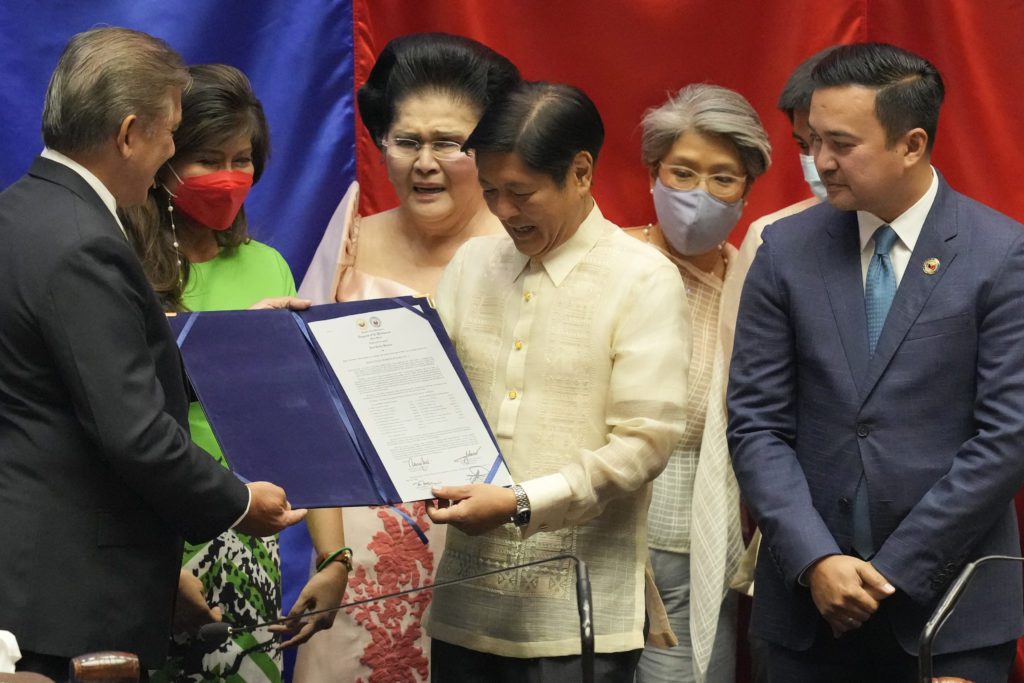 Φιλιππίνες: Και επίσημα πρόεδρος ο γιος του δικτάτορα Μάρκος