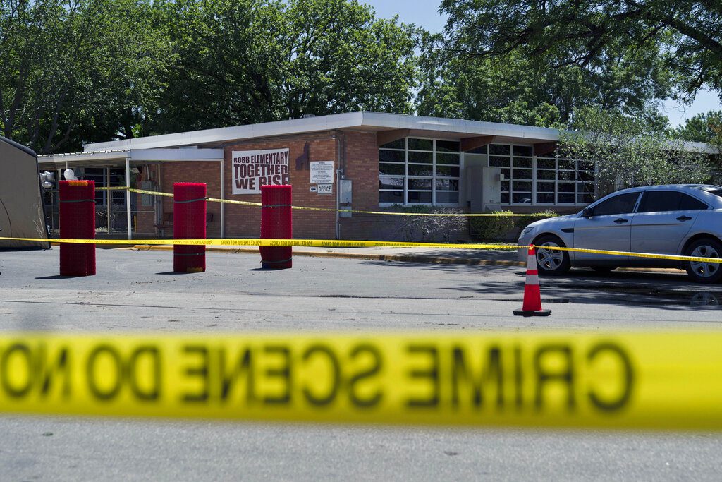 Μακελειό στο Τέξας: Εκτεθειμένη η αστυνομία – Περίμεναν για πάνω από μια ώρα έξω από το σχολείο ενώ ήξεραν ότι υπήρχαν τραυματισμένα παιδιά