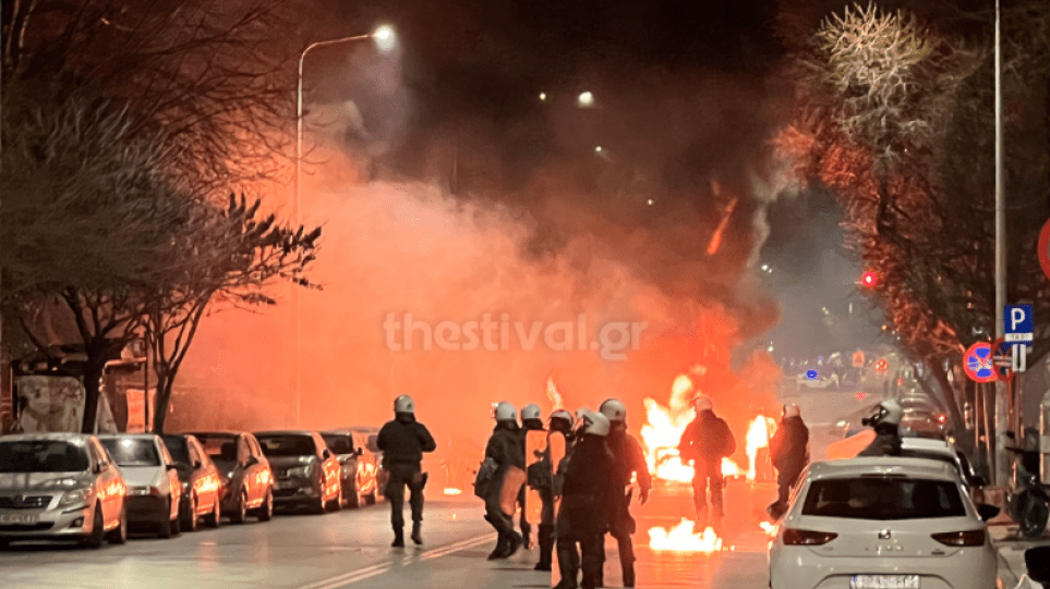 Θεσσαλονίκη: Πέταξαν μολότοφ σε διμοιρία των ΜΑΤ (video)