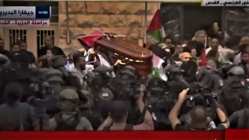 Απίστευτη κτηνωδία: Ισραηλινοί επιτέθηκαν στο φέρετρο της νεκρής δημοσιογράφου Σιρίν Αμπού Άκλεχ και ξυλοκόπησαν το πλήθος (Video)