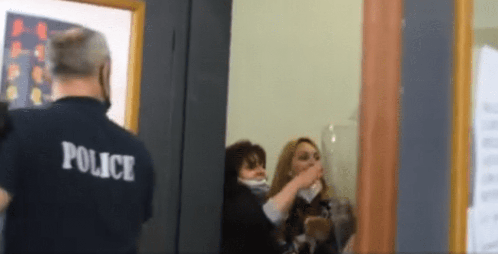 Δίκη Ζακ Κωστόπουλου: Το περιστατικό με την Μάγδα Φύσσα – Την εγκλώβισαν και την έσπρωξαν αστυνομικοί (Video)
