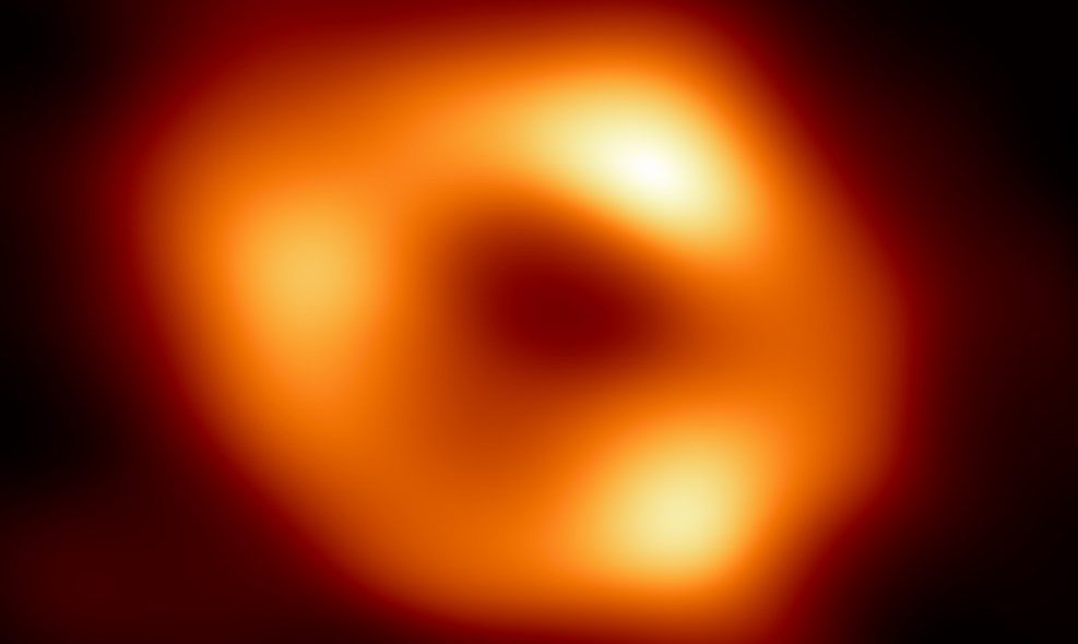 Η πρώτη φωτογραφία της μεγάλης μαύρης τρύπας στην καρδιά του γαλαξία μας