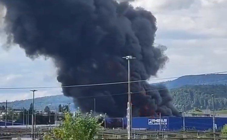 Ζυρίχη: Μεγάλη φωτιά σε βιομηχανική περιοχή – Πανικός από εκρήξεις (βίντεο)