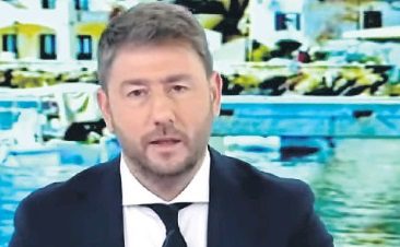 Μια φάλαινα στη γυάλα