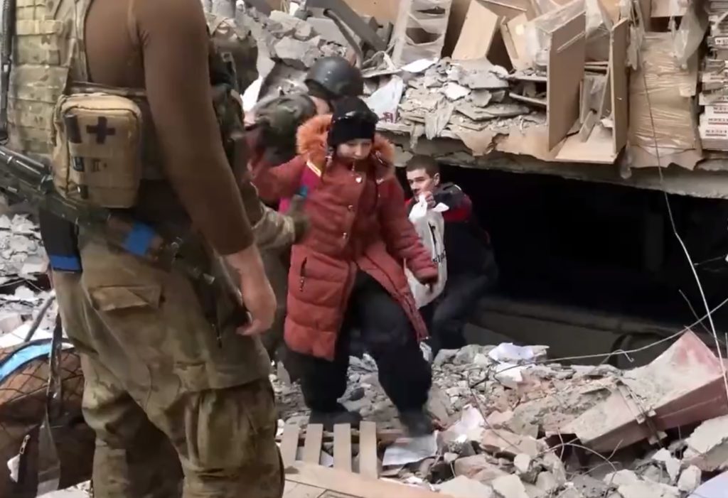 Μαριούπολη: Τα πρώτα πλάνα με αμάχους που εγκαταλείπουν το Αζοφστάλ (Video)