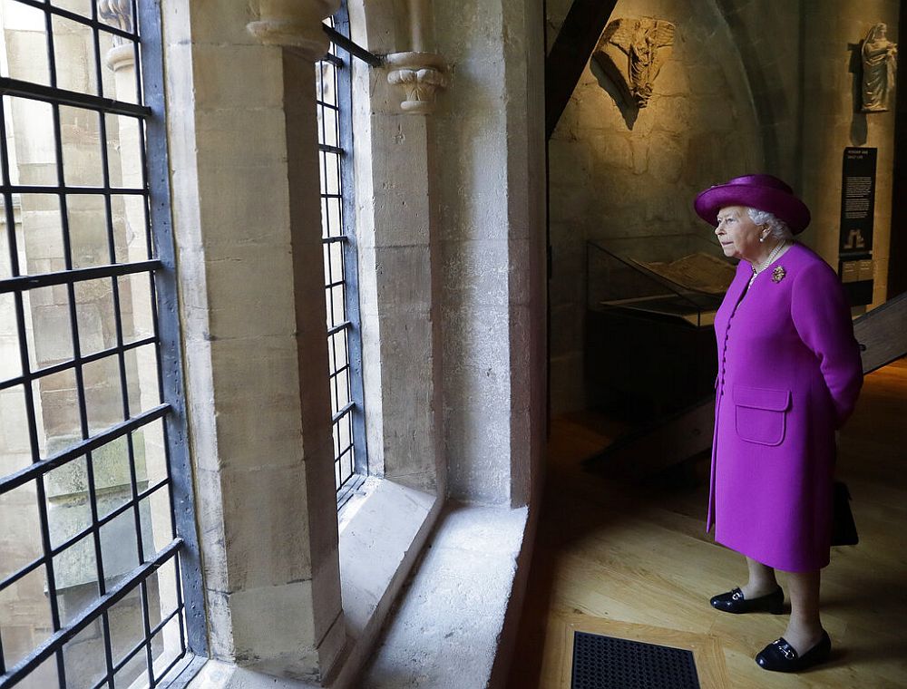 Βρετανία: Στρατιωτικές παρελάσεις και συναυλία για τα 70 χρόνια της βασίλισσας Ελισάβετ στον θρόνο