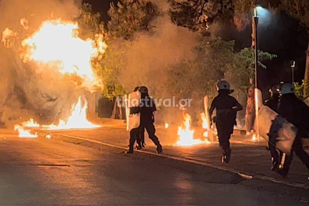 ΑΠΘ: Σοβαρά επεισόδια τα ξημερώματα με μολότοφ και χημικά (Video)