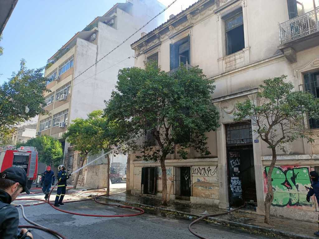 Φωτιά στο κέντρο της Αθήνας: Απεγκλωβισμός δύο ατόμων από εγκαταλελειμμένο κτίριο