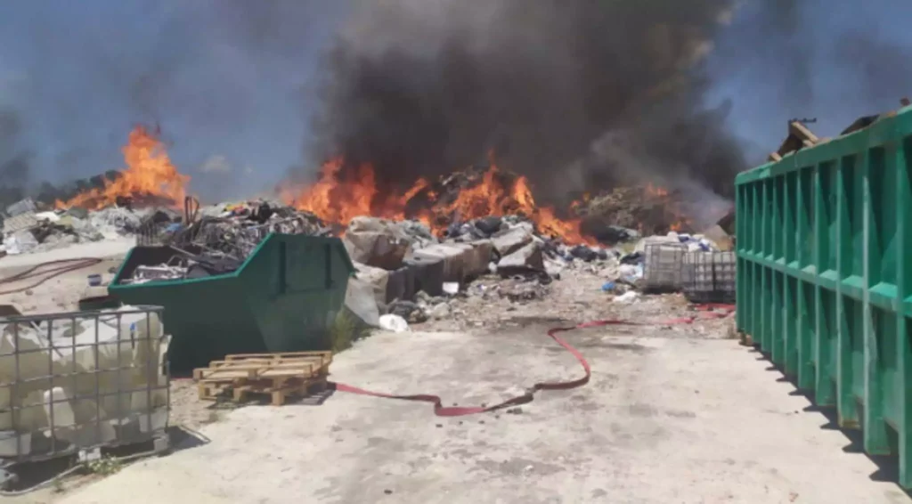 Φωτιά σε χώρο ανακύκλωσης στον δρόμο Λάρισας – Καρδίτσας