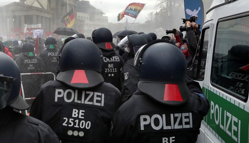 Γερμανία: Διαδηλωτές στη Λειψία έβαλαν φωτιά σε οδόφραγμα και προκάλεσαν ζημιές σε οχήματα της αστυνομίας