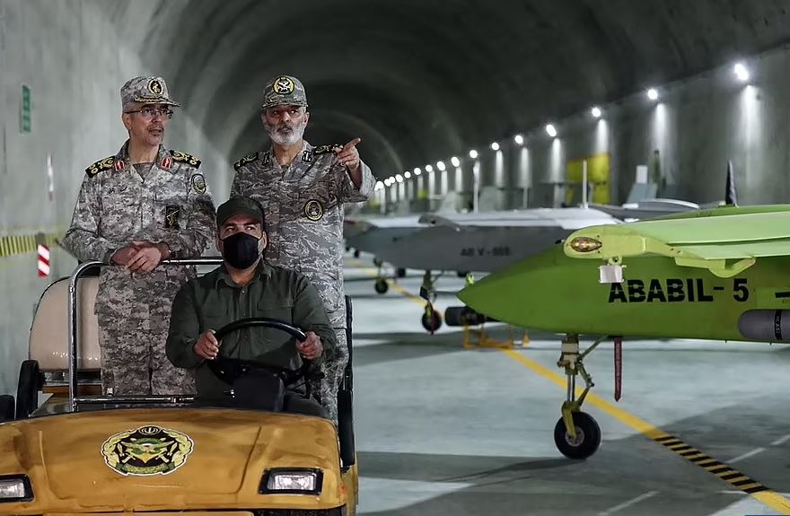 Eπίδειξη δύναμης από τo Ιράν: Αποκάλυψε μυστική βάση με 100 drones (video)