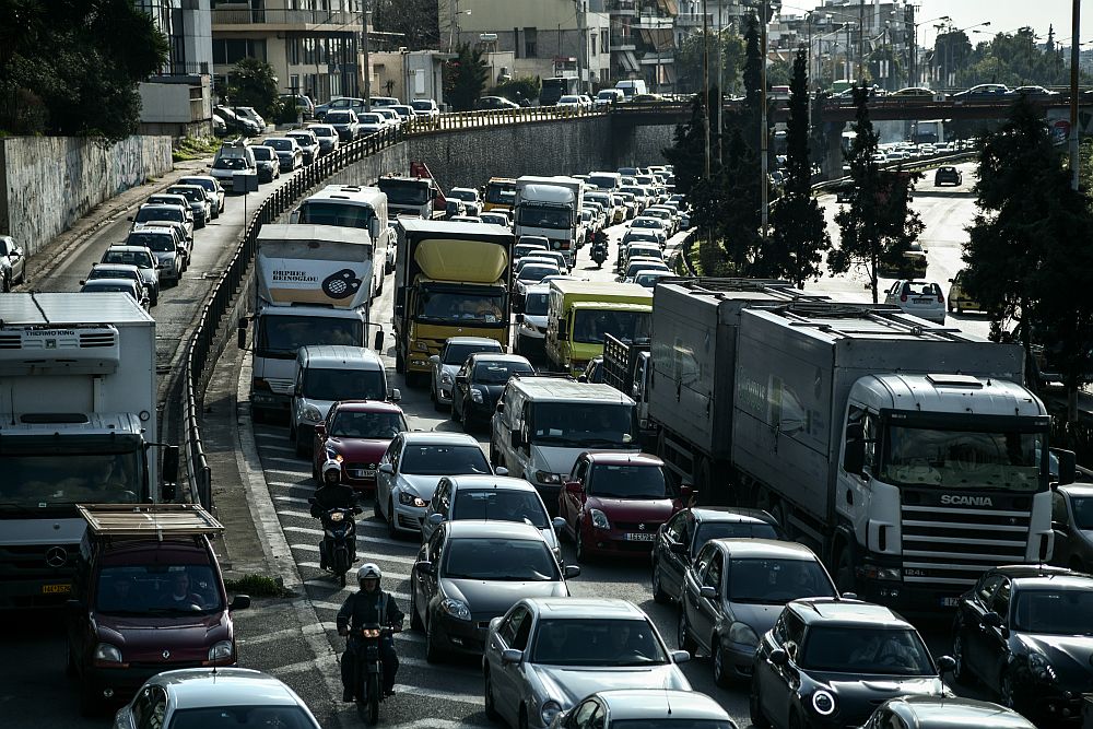 Κίνηση στους δρόμους: Κυκλοφοριακό χάος στην Αθηνών – Λαμίας, προβλήματα σε κεντρικές οδικές αρτηρίες
