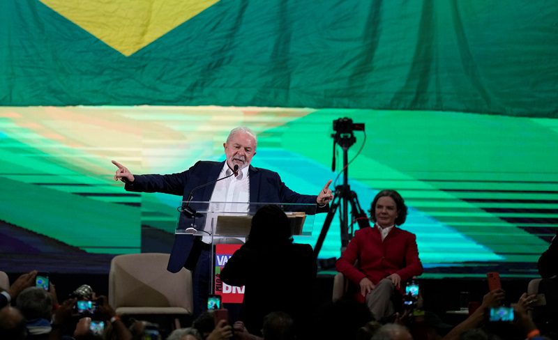 Bραζιλία: Tρίτη θητεία στις εκλογές του Οκτωβρίου διεκδικεί ο 76χρονος Λούλα
