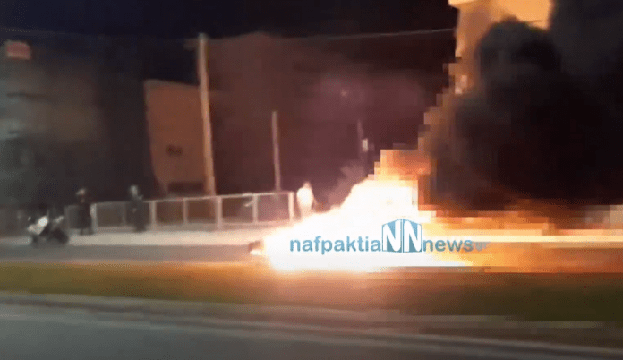 Τροχαίο – σοκ στην Πάτρα: Μηχανή συγκρούστηκε με αυτοκίνητο και τυλίχθηκε στις φλόγες (Video)