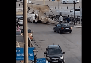 Κεφαλονιά: Ο άνεμος ξήλωσε στέγαστρο στο λιμάνι του Αργοστολίου – Ένας τραυματίας