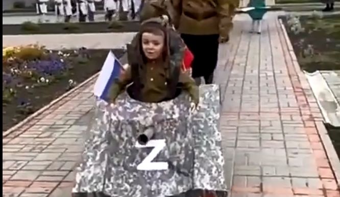 Ρωσία: Φόρεσαν στολές τανκ με το γράμμα «Ζ» σε παιδιά νηπιαγωγείου (Video)
