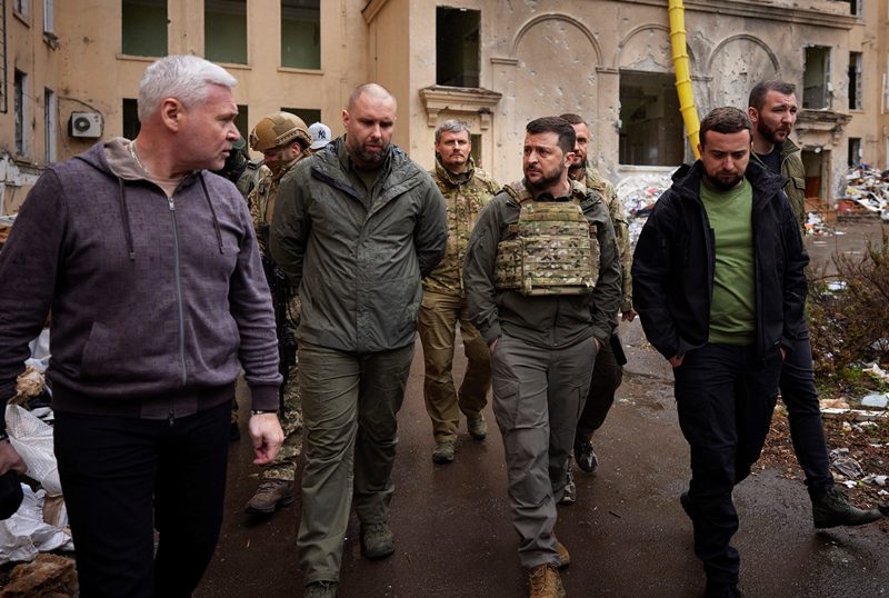 Ουκρανία: Στρατιώτες της πρώτης γραμμής, στο Χάρκοβο, επισκέφτηκε o πρόεδρος Ζελένσκι