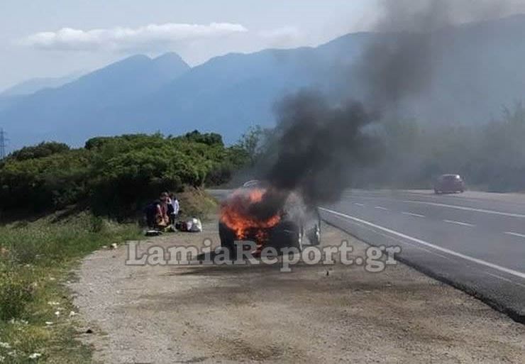 Λαμία: Αυτοκίνητο λαμπάδιασε εν κινήσει – σώοι όλοι οι επιβαίνοντες (video)