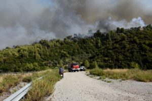 Πυρκαγιά στη Μαγούλα Αττικής – Εναέρια μέσα επιχειρούν στην κατάσβεση