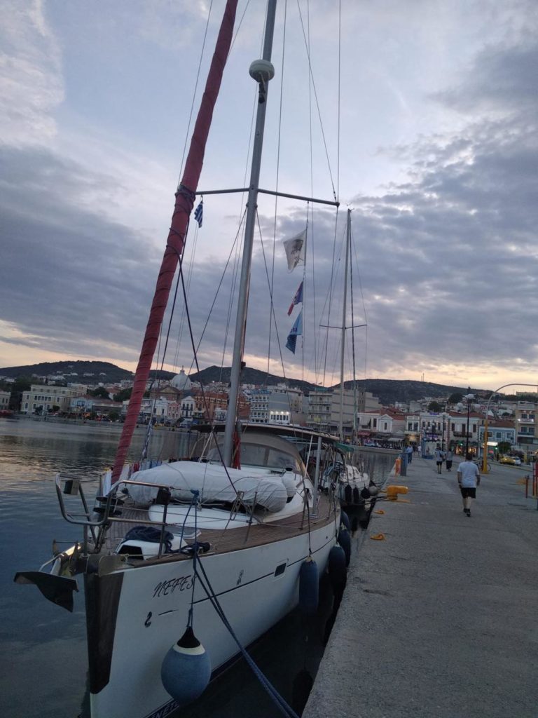 Πρόκληση στο λιμάνι της Μυτιλήνης:  Τουριστικό σκάφος ύψωσε σημαία του Κεμάλ