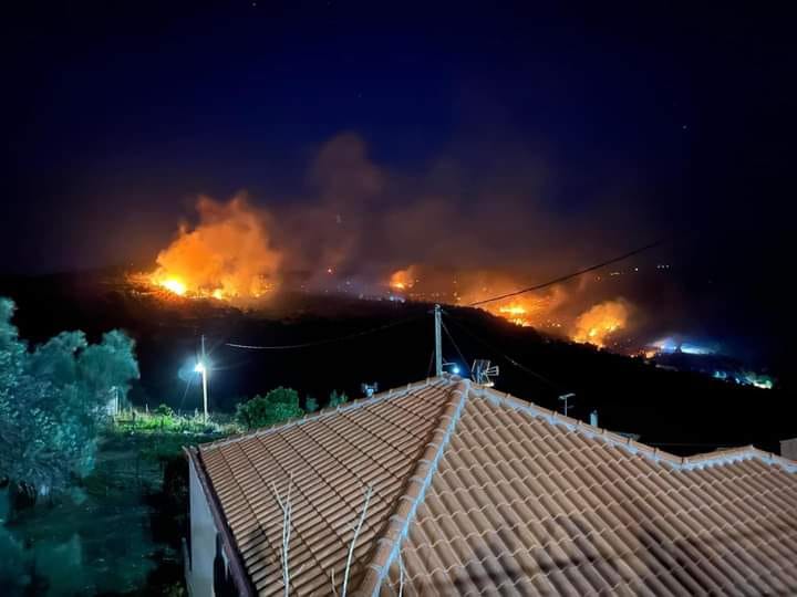 Μεγάλη μάχη με τις φλόγες στην Εύβοια – Ανεξέλεγκτη η πυρκαγιά