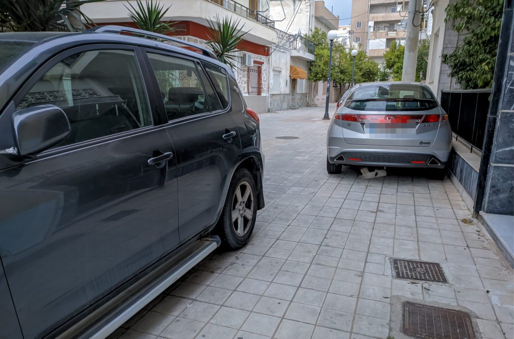 Υπουργός είμαι, παρκάρω όπου θέλω