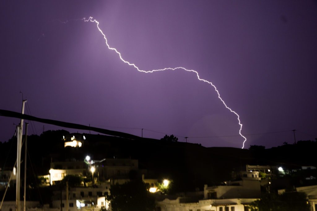 Καιρός: Ισχυρή κακοκαιρία στην Αττική – Έντονη καταιγίδα στην Αθήνα με κεραυνούς (Video)