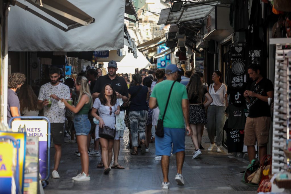 Τέλος οι μάσκες από σήμερα: Πού παραμένουν υποχρεωτικές – Τι ισχύει για αεροπλάνα και πλοία