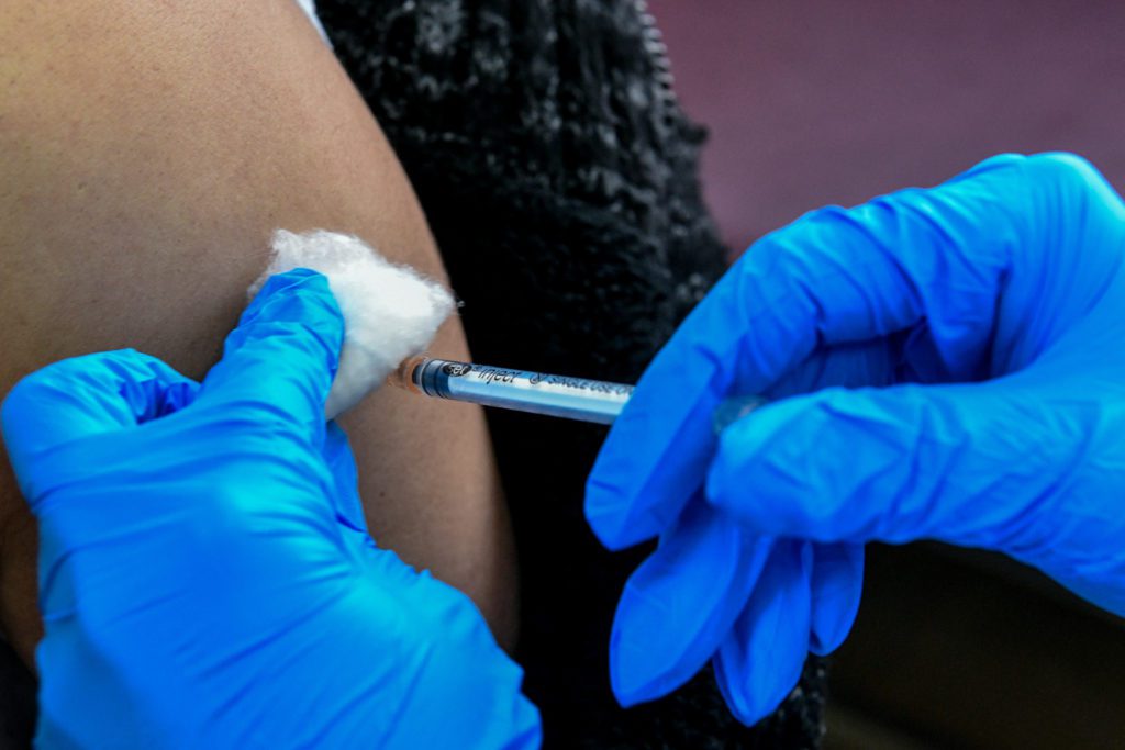 ΣτΕ: Συνταγματικός ο υποχρεωτικός εμβολιασμός κατά του Covid-19 όσων υπηρετούν στις ΕΜΑΚ της Πυροσβεστικής