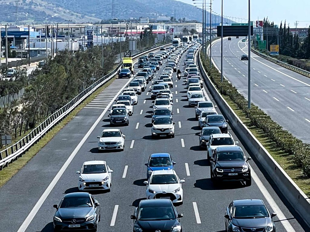 Όπου φύγει – φύγει οι Αθηναίοι: Μποτιλιάρισμα στην Αττική Οδό στο ρεύμα προς Ελευσίνα