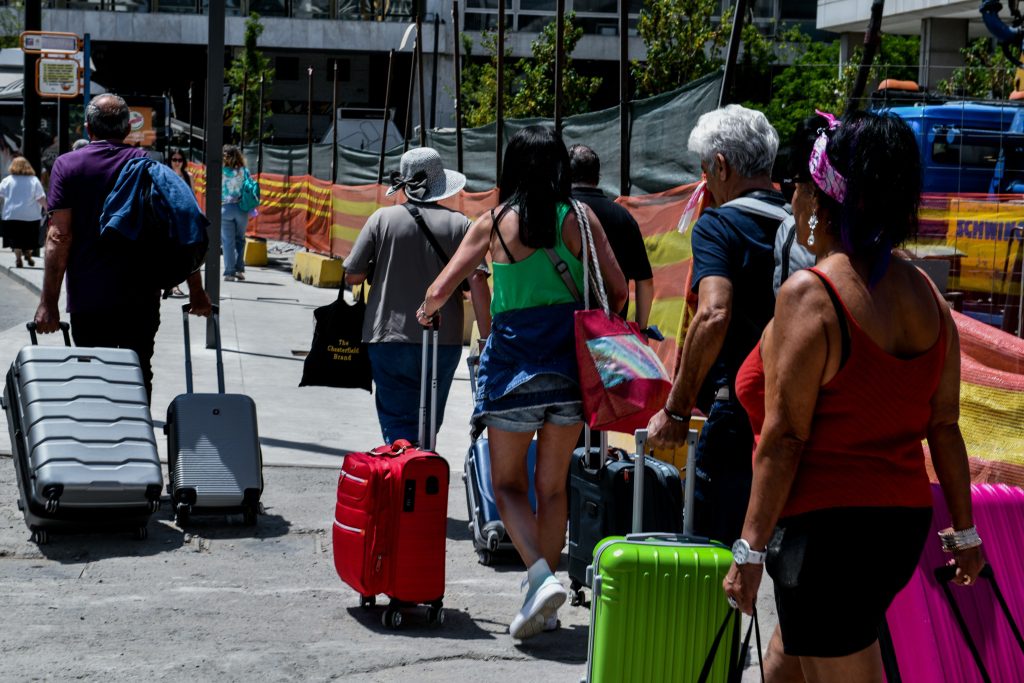 Η εισήγηση των ειδικών για τις μάσκες – Που παραμένουν υποχρεωτικές