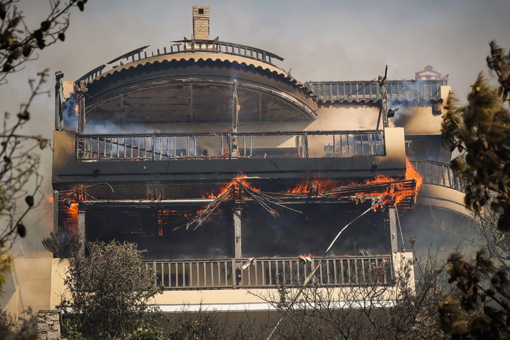 Δήμαρχος Βάρης: «Η κατάσταση παραμένει δύσκολη» για τη φωτιά