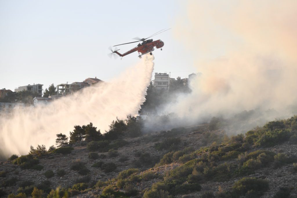 Στην πυρκαγιά στην Βούλα ο Χρ. Στυλιανίδης – Συνεχίζονται οι εκκενώσεις