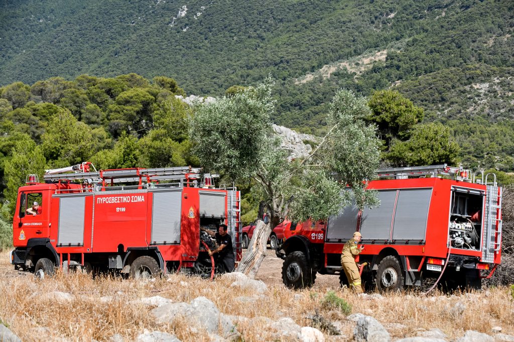 Φωτιά στη Βούλα – Συναγερμός στη Πυροσβεστική