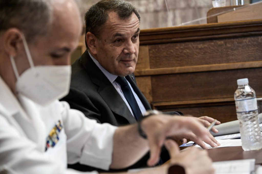 Ο Παναγιωτόπουλος πρώτα ζήτησε δημόσια συζήτηση για τα όπλα που έστειλε η Ελλάδα στην Ουκρανία και μετά αρνήθηκε να δώσει αριθμούς