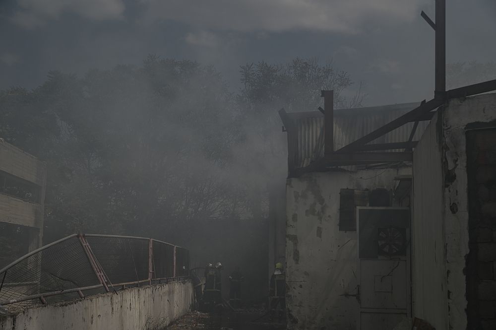 Φωτιά στη Δομή Φιλοξενίας Προσφύγων στον Ελαιώνα – Δύο άτομα στο νοσοκομείο (Photos)