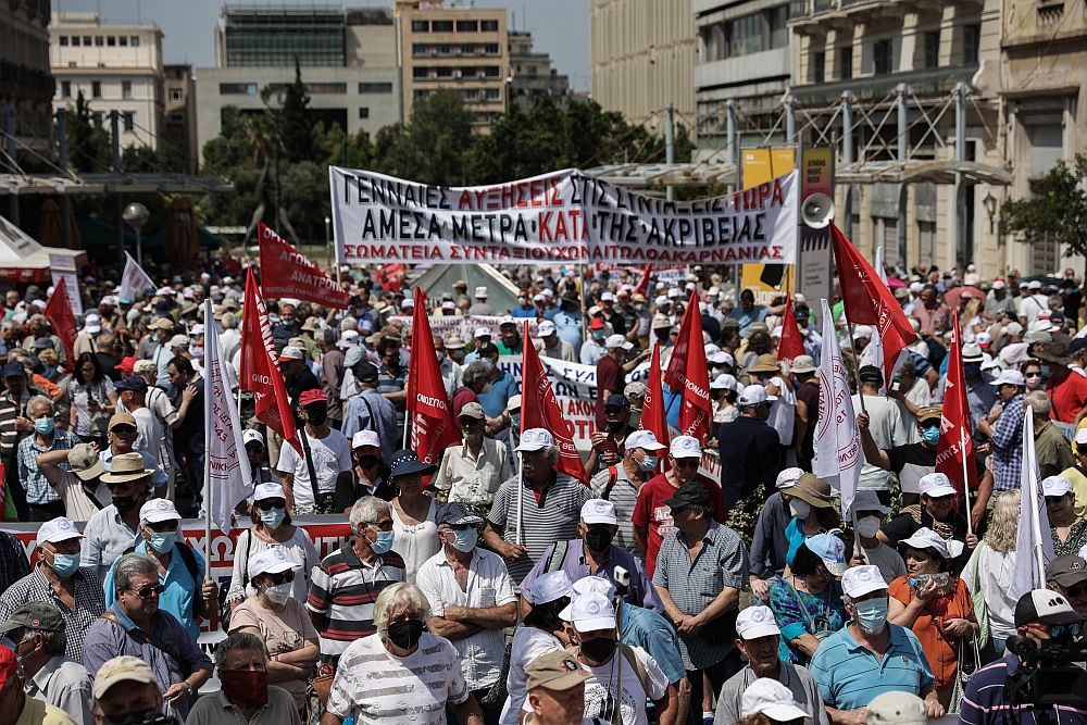 Στους δρόμους οι συνταξιούχοι – Πορεία προς τη Βουλή (Photos)