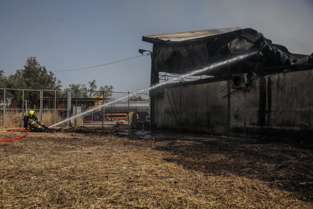 Υπό μερικό έλεγχο η πυρκαγιά σε εργοστάσιο στο Μενίδι