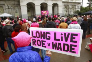 ΗΠΑ: Τι ήταν η απόφαση-ορόσημο Roe v Wade που καταργήθηκε