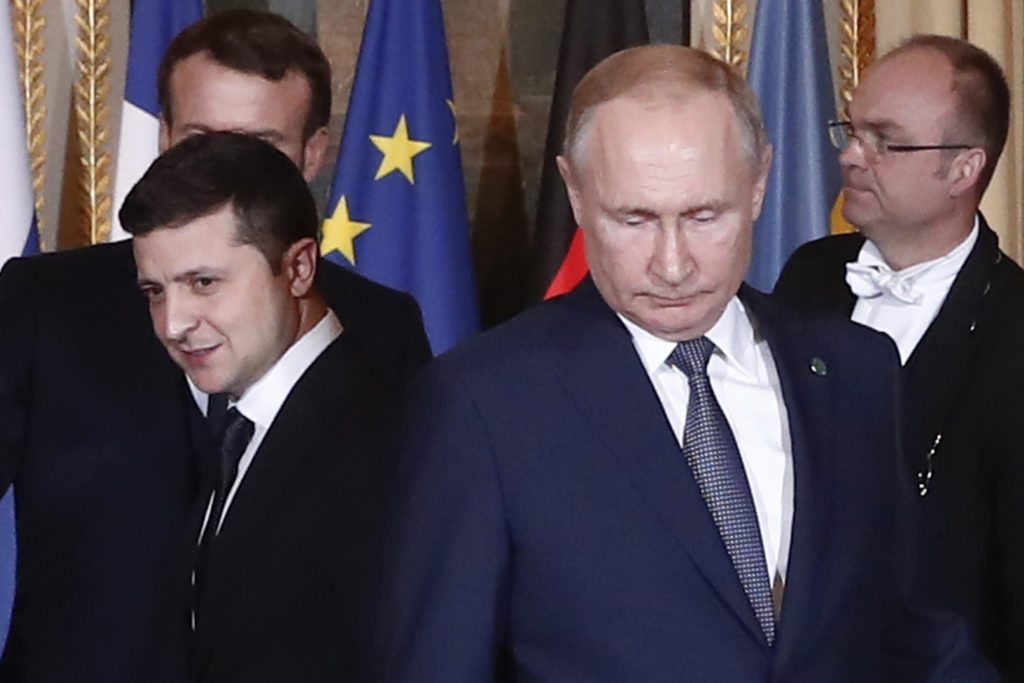 Αφίσα με τον Πούτιν και τον Ζελένσκι να ανταλλάσσουν φιλί στο στόμα