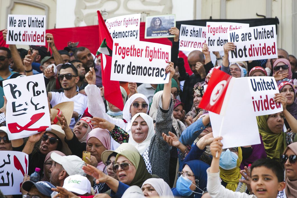 Ο πρόεδρος της Τυνησίας απολύει δεκάδες δικαστές για να διατηρήσει την εξουσία του