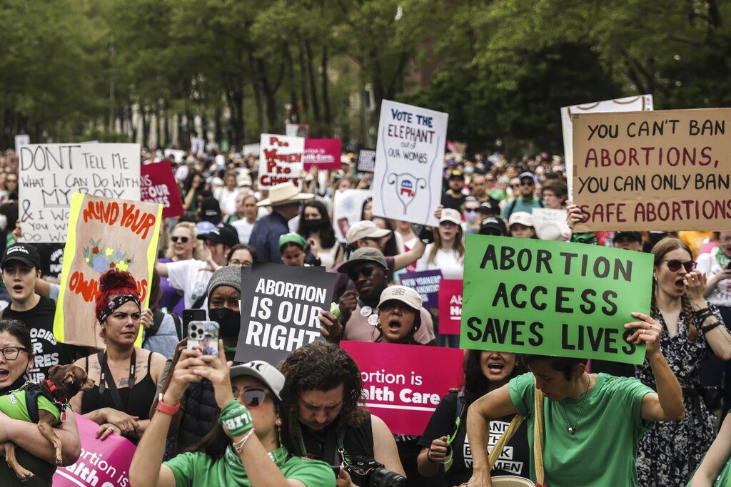 Επιστροφή στον Μεσαίωνα: Το Ανώτατο Δικαστήριο των ΗΠΑ καταργεί το δικαίωμα στην άμβλωση