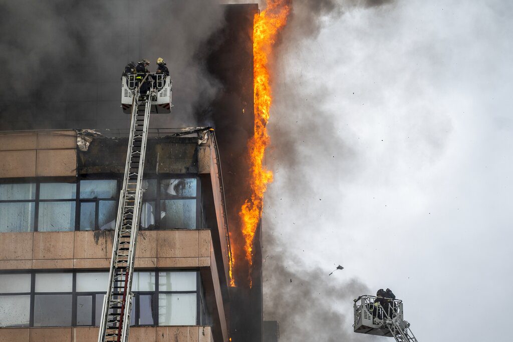 Μεγάλη φωτιά σε κτίριο στη Μόσχα – Δύο τραυματίες (Video)