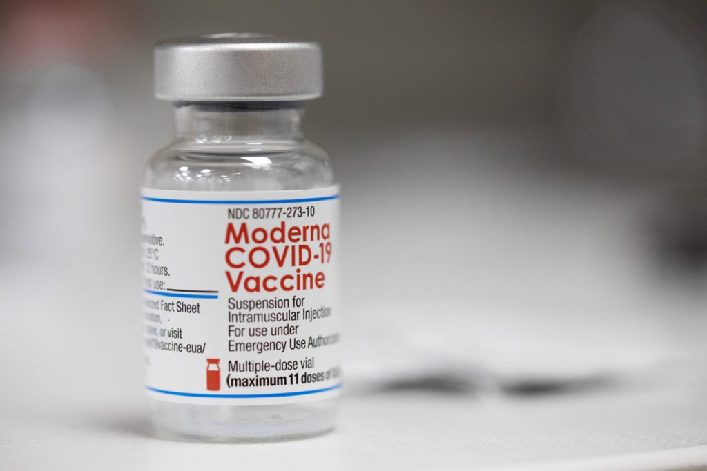 Κορονοϊός: Θετικά αποτελέσματα για το εμβόλιο της Moderna κατά της Όμικρον