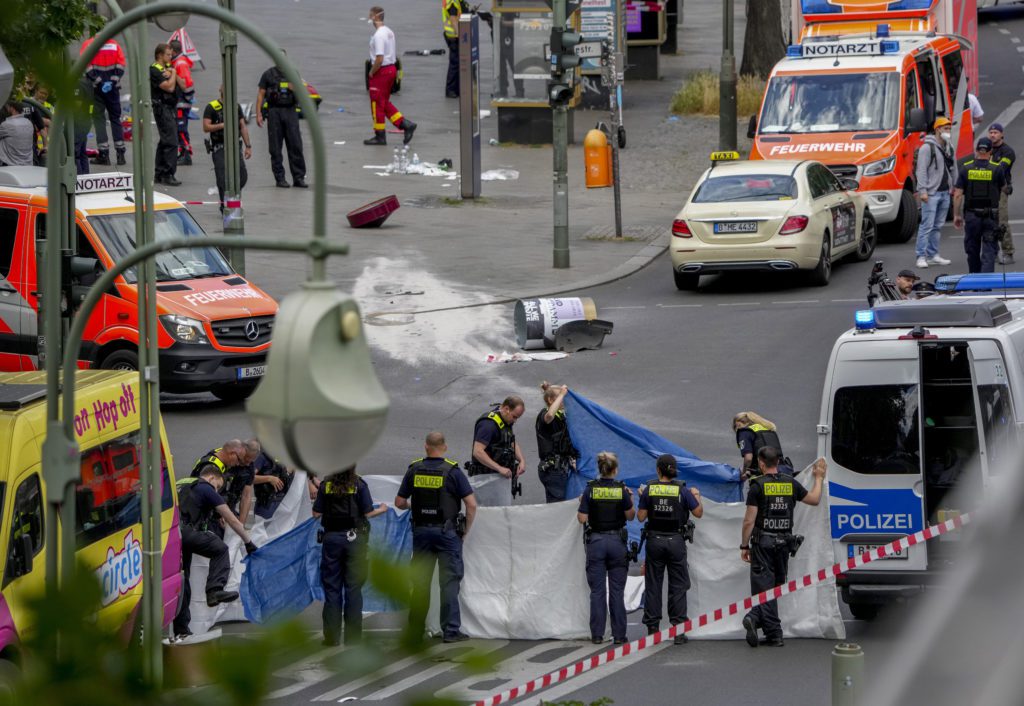 Βερολίνο: Σοκάρουν οι φωτογραφίες από το σημείο που όχημα έπεσε πάνω σε πλήθος – Τουλάχιστον ένας νεκρός