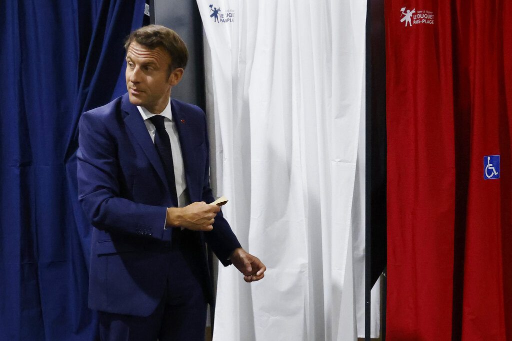 Γαλλικές εκλογές: Οριακά μπροστά ο Μακρόν σύμφωνα με τα τελικά αποτελέσματα – Απειλείται από το αριστερό μέτωπο