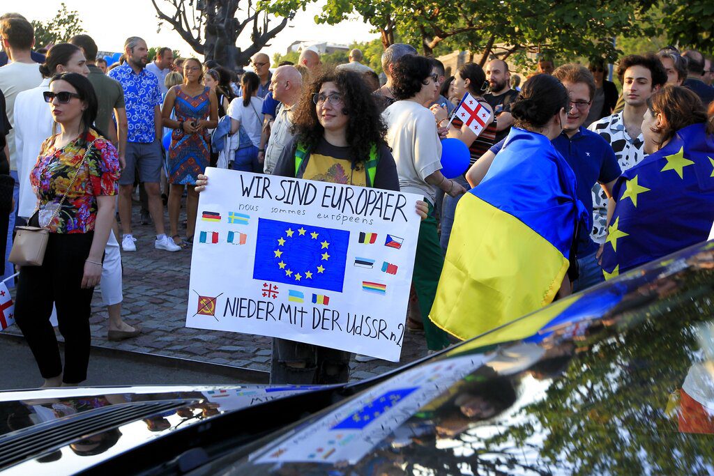 Διεθνής Τύπος: Τρεις ευρωπαίοι ηγέτες ανοίγουν την πόρτα της ΕΕ στην Ουκρανία – Μέχρι και 11% ο πληθωρισμός στη Βρετανία
