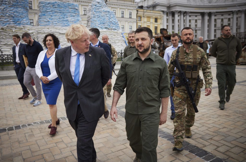 Εκπαίδευση Ουκρανών στρατιωτών υποσχέθηκε ο Τζόνσον στο Κίεβο