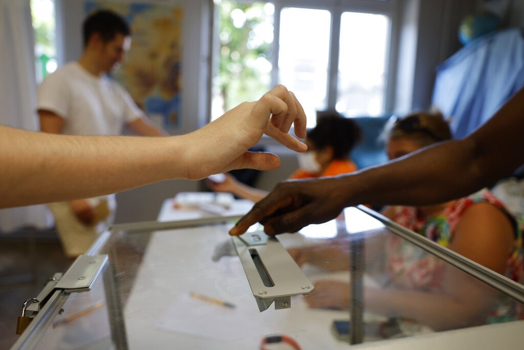 2ος γύρος εκλογών στη Γαλλία – Μακρόν εναντίον Μελανσόν