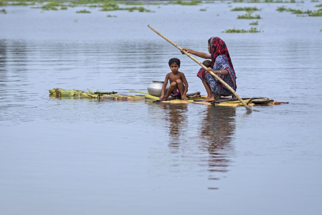 Φονικές πλημμύρες σε Ινδία – Μπαγκλαντές: Δεκάδες νεκροί και εκατ. εκγλωβισμένοι